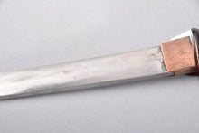 Загрузить изображение в средство просмотра галереи, JAPON: Tanto en laque marron à décor de carpe Koi, periode Meiji (1868-1912)