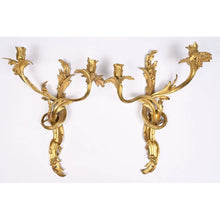 Загрузить изображение в средство просмотра галереи, GRANDE PAIRE D’APPLIQUES LOUIS XV en bronze doré à 2 bras de lumières dans l’esprit rocaille à motifs d’enroulements feuillagés