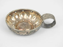 Charger l'image dans la galerie, TASTE-VIN en argent à motifs de godrons et pastilles, gravé Caillard Louis