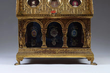 Загрузить изображение в средство просмотра галереи, Magnifique châsse reliquaire en bronze doré en forme de chapelle XIXème siècle