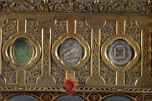 Загрузить изображение в средство просмотра галереи, Magnifique châsse reliquaire en bronze doré en forme de chapelle XIXème siècle