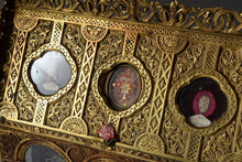 Загрузить изображение в средство просмотра галереи, Magnifique châsse reliquaire en bronze doré en forme de chapelle XIXème siècle
