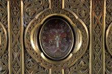 Загрузить изображение в средство просмотра галереи, Magnifique châsse reliquaire en bronze doré en forme de chapelle XIXème siècle