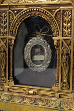 Загрузить изображение в средство просмотра галереи, Magnifique châsse reliquaire en bronze doré en forme de chapelle XIXème siècle