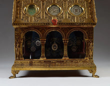 Загрузить изображение в средство просмотра галереи, Magnifique châsse reliquaire en bronze doré en forme de chapelle XIXème siècle
