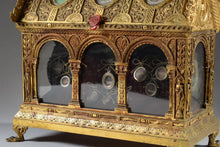 Загрузить изображение в средство просмотра галереи, Magnifique châsse reliquaire en bronze doré en forme de chapelle XIXème siècle