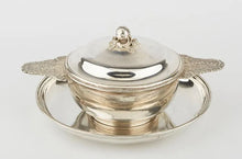 Загрузить изображение в средство просмотра галереи, Petit poêlon couvert et son grand présentoir rond en argent gravé "L.A"