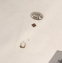 Загрузить изображение в средство просмотра галереи, Petit poêlon couvert et son grand présentoir rond en argent gravé "L.A"