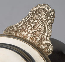 Загрузить изображение в средство просмотра галереи, Petit poêlon couvert et son grand présentoir rond en argent gravé "L.A"