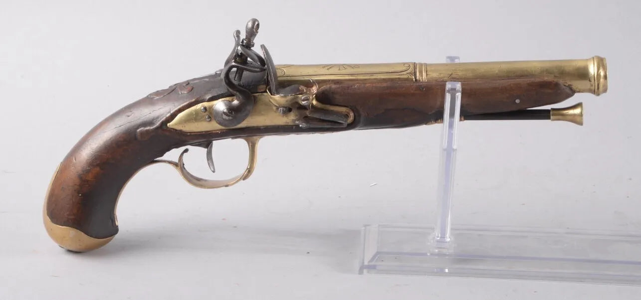 Pistolet d'officier de marine  canon dcor de trophes