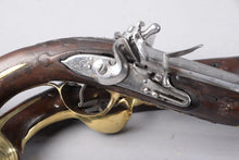 Загрузить изображение в средство просмотра галереи, Paire de pistolets à platine à silex, contre-platine et garniotures en laiton