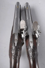 Загрузить изображение в средство просмотра галереи, Paire de pistolets à platine à silex, contre-platine et garniotures en laiton