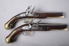 Загрузить изображение в средство просмотра галереи, Paire de pistolets à platine à silex, contre-platine et garniotures en laiton