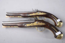 Загрузить изображение в средство просмотра галереи, Paire de pistolets à platine à silex, contre-platine et garniotures en laiton