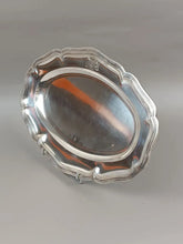 Загрузить изображение в средство просмотра галереи, Plat de service en argent 1er titre de forme oblongue, bordure mouvementée