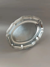 Загрузить изображение в средство просмотра галереи, Plat de service en argent 1er titre de forme oblongue, bordure mouvementée