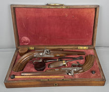 Загрузить изображение в средство просмотра галереи, Coffret avec paire de pistolets LEPAGE.