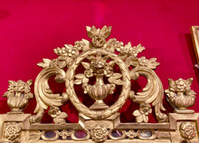 Загрузить изображение в средство просмотра галереи, Miroir à fronton ajouré en bois redoré à motifs sculptés de vase fleuri. Epoque Transition - XVIII°