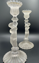 Загрузить изображение в средство просмотра галереи, Baccarat, Paire De Bougeoirs En Cristal à Décor De Putti