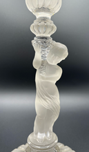 Загрузить изображение в средство просмотра галереи, Baccarat, Paire De Bougeoirs En Cristal à Décor De Putti