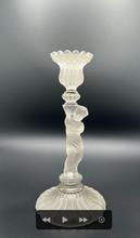 Загрузить изображение в средство просмотра галереи, Baccarat, Paire De Bougeoirs En Cristal à Décor De Putti