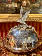Charger l'image dans la galerie, Franco Lapini - Grand plat ovale à cloche en métal argenté figurant un rapace aux ailes déployées