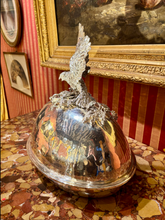 Charger l'image dans la galerie, Franco Lapini - Grand plat ovale à cloche en métal argenté figurant un rapace aux ailes déployées