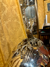 Charger l'image dans la galerie, Franco Lapini - Grand plat ovale à cloche en métal argenté figurant un rapace aux ailes déployées