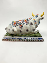 Charger l'image dans la galerie, Paire de vaches couchées en faïence polychrome de Delft, Ep. XVIIIe siècle