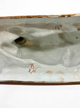 Charger l'image dans la galerie, Paire de vaches couchées en faïence polychrome de Delft, Ep. XVIIIe siècle