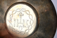 Загрузить изображение в средство просмотра галереи, Calice en vermeil à décor repoussé floral étoilé gravée IHS