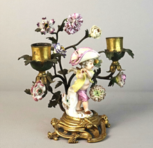 Загрузить изображение в средство просмотра галереи, Bougeoir à 2 lumières d'époque Louis XV en bronze doré et porcelaine