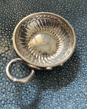 Загрузить изображение в средство просмотра галереи, Petit TASTE-VIN en argent à motif de godrons, l'anse en serpent enroulé. Poinçons Coq 1er titre Paris 1798-1809