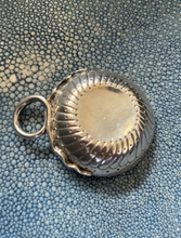 Загрузить изображение в средство просмотра галереи, Petit TASTE-VIN en argent à motif de godrons, l'anse en serpent enroulé. Poinçons Coq 1er titre Paris 1798-1809