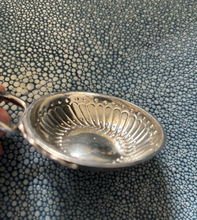 Загрузить изображение в средство просмотра галереи, Petit TASTE-VIN en argent à motif de godrons, l'anse en serpent enroulé. Poinçons Coq 1er titre Paris 1798-1809