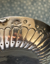 Загрузить изображение в средство просмотра галереи, Petit TASTE-VIN en argent à motif de godrons, l'anse en serpent enroulé. Poinçons Coq 1er titre Paris 1798-1809