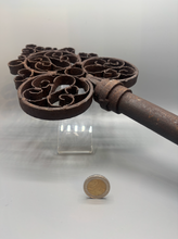 Charger l'image dans la galerie, Clef en fer forgé, de style Renaissance