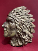 Load image into Gallery viewer, Plaque en bronze à patine verte représentant une tête d’Indien vers 1930.