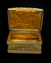 Charger l'image dans la galerie, Boîte à priser ancienne du XVIIIe siècle en Pomponne doré avec décor de chinoiseries, Antiquaire Rouen - Galerie de l'Astrée