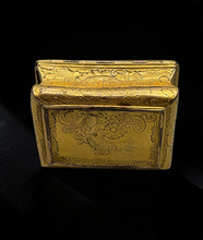 Charger l'image dans la galerie, Boite a priser XVIIIe en Pomponne doree avec decor de chinoiseries par Antiquaire Rouen - Galerie de l'Astrée