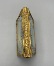 Load image into Gallery viewer, Carnet de bal en nacre et laiton doré, époque Charles X