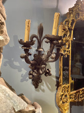 Charger l'image dans la galerie, Paire d'appliques en fer forgé à décor de fleurs de Lys - Début XXè