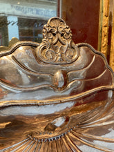 Загрузить изображение в средство просмотра галереи, Grande coquille en argent d'époque XVIIIe