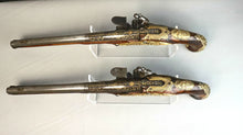 Загрузить изображение в средство просмотра галереи, Longue paire de pistolets d’arçon d’officier d'époque Louis XV