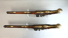 Загрузить изображение в средство просмотра галереи, Longue paire de pistolets d’arçon d’officier d'époque Louis XV