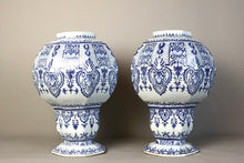 Загрузить изображение в средство просмотра галереи, Paire de potiches. Rouen Époque : fin XVIIIéme