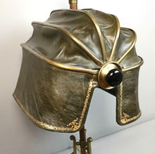 Загрузить изображение в средство просмотра галереи, Lampe Victorienne avec abat-jour en cuire aux petits fers fin XIXe