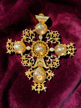 Charger l'image dans la galerie, Croix dite "quadrille" ou croix de Saint-Lô, en or jaune 18 carats, fin XVIIIe - début XIXe siècle.