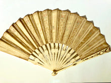Charger l'image dans la galerie, Les perroquets, vers 1900-1920 Eventail plié Signature de la maison «Duvelleroy»