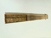 Charger l'image dans la galerie, Les perroquets, vers 1900-1920 Eventail plié Signature de la maison «Duvelleroy»